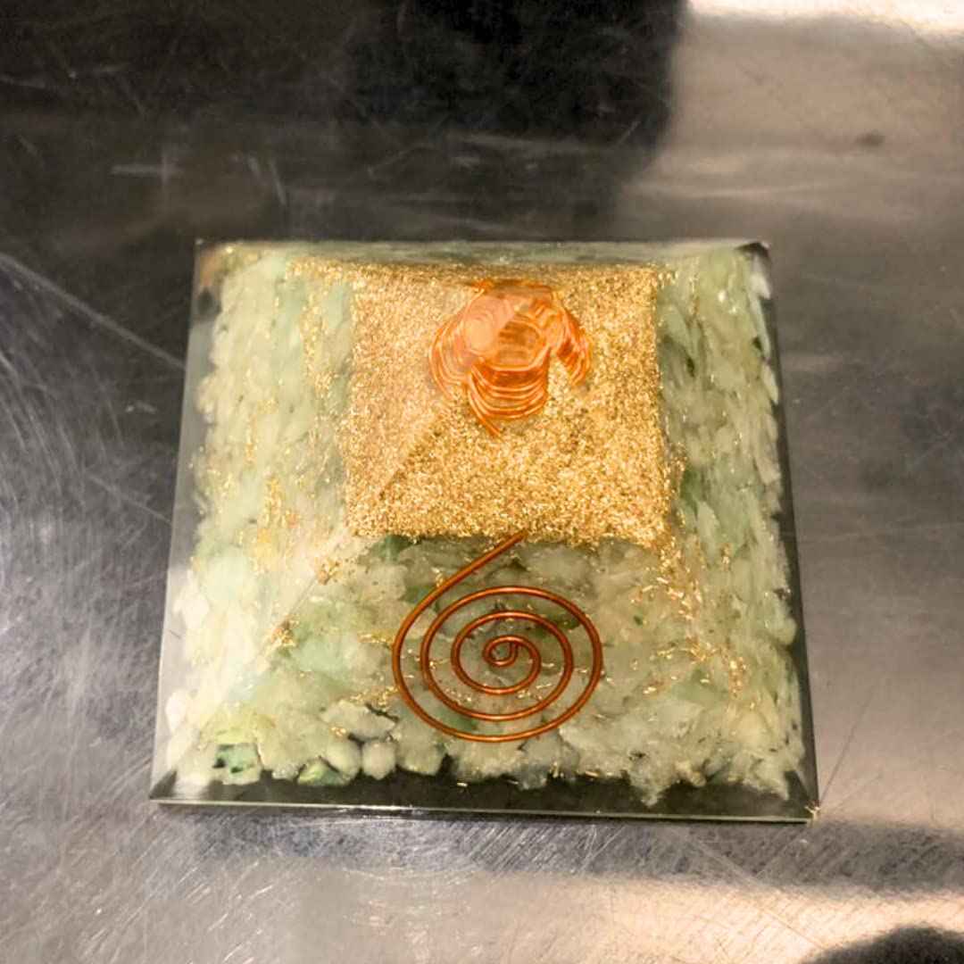 Divinity Crystals Natural Healing Orgone Pyramid Home Decor Vastu for Home Study Table Office Desk Reiki Feng Shui Symbol Crystal Showpieces for Home Decor Education Gifts